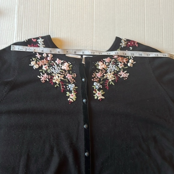 VTG-fashion bug-26/28-black-floral,button down, embroidered, cardigan sweater. - Picture 12 of 14